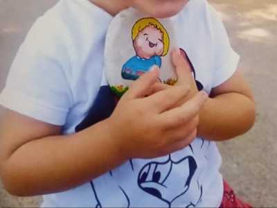 ...e se vedo un bambino piangere, nascondo il ciottolo nelle vicinanze facendo segno alla madre di farglielo cercare